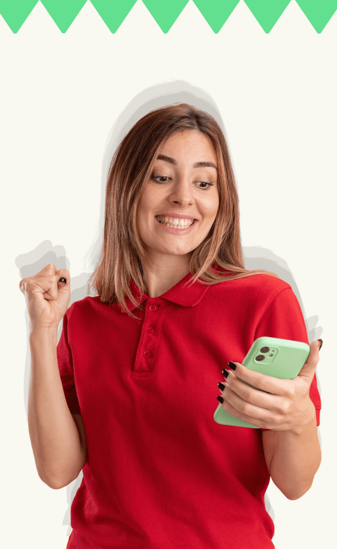 Mujer feliz recibiendo su préstamo instantáneo